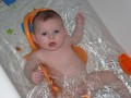 Elya dans son bain avec son bateau bleu - 006 * 1024 x 768 * (93KB)